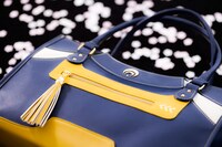 三日月宗近モデルのバッグ。