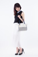 鶴丸国永モデルのバッグの着用例。