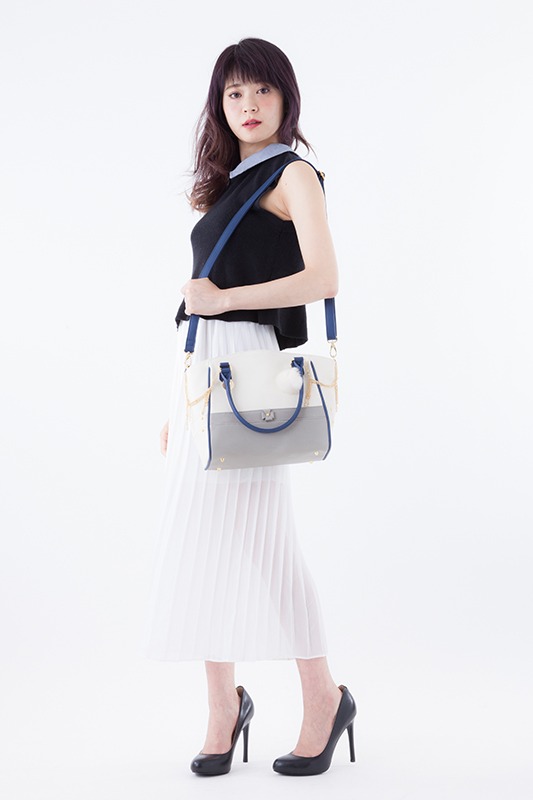 鶴丸国永モデルのバッグの着用例。