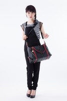 加州清光モデルのバッグの着用例。