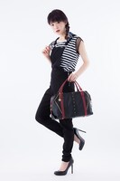 加州清光モデルのバッグの着用例。