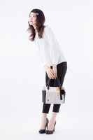 小狐丸モデルのバッグの着用例。