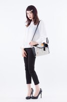 小狐丸モデルのバッグの着用例。