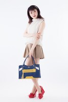 三日月宗近モデルのバッグの着用例。