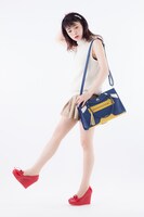 三日月宗近モデルのバッグの着用例。