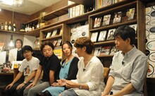 （左から）小林琢磨、うめの小沢高広、うめの妹尾朝子、ヤマザキマリ、松永肇一。