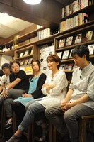 （左から）小林琢磨、うめの小沢高広、うめの妹尾朝子、ヤマザキマリ、松永肇一。