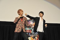 作品のテーマである“VS”をテーマにポージングを決める、浅沼晋太郎（左）と福山潤（右）。