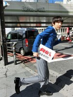 該当駅周辺を逃走する、おそ松に扮した“リアルおそ松”。