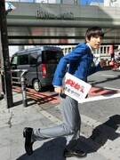 該当駅周辺を逃走する、おそ松に扮した“リアルおそ松”。