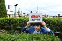 該当駅周辺を逃走する、おそ松に扮した“リアルおそ松”。