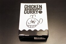 大橋裕之のイラストがパッケージに使用された「CURRY BAL くじら チキンカリー」。