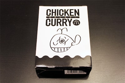 大橋裕之のイラストがパッケージに使用された「CURRY BAL くじら チキンカリー」。