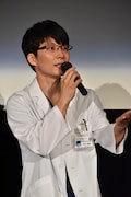 熱弁をふるう星野源。
