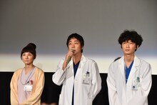 （左から）吉田羊、大森南朋、綾野剛。