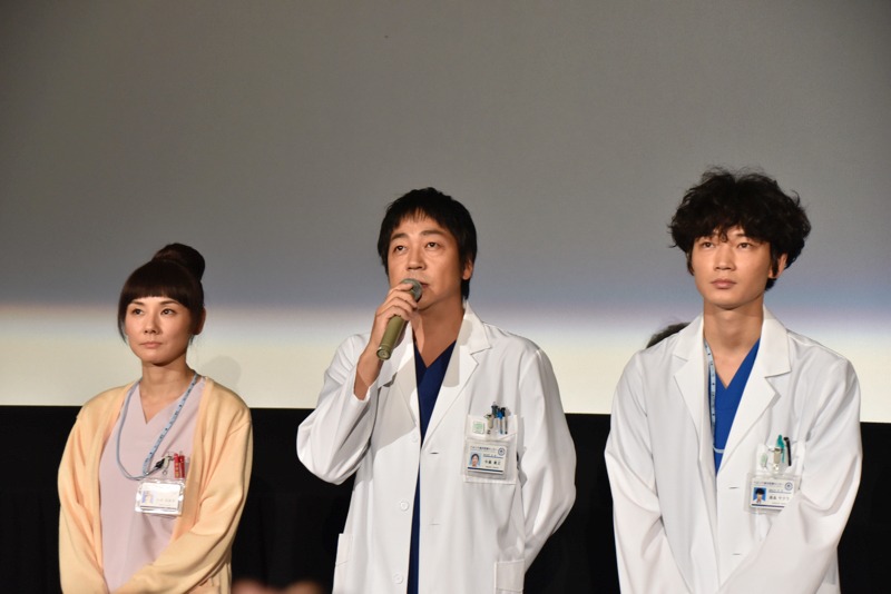「コウノドリ」舞台挨拶の様子。左から吉田羊、大森南朋、綾野剛。