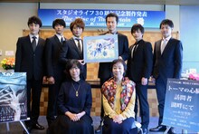 劇団スタジオライフ30周年公演製作発表会の模様。中心2人から左が倉田淳、右が萩尾望都。