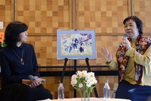 「トーマの心臓」と関連作である「訪問者」「湖畔にて」についてトークする倉田淳（左）、萩尾望都（右）。