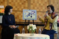 倉田淳（左）、萩尾望都（右）。