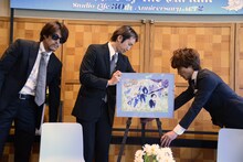 トークする2人の後ろに飾られていた絵は、萩尾望都が劇団スタジオライフ30周年を記念して描き下ろしたイラスト。写真は、貴重な原画を屈強なガードマンたちがイベント会場へと運んできたところ。