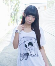 「VV限定 押切蓮介 ピコピコ少年Tシャツ ホワイト」(C)押切蓮介/太田出版　 モデル: 大場はるか（drop）