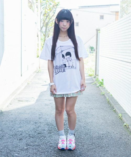 「VV限定 押切蓮介 ピコピコ少年Tシャツ ホワイト」(C)押切蓮介/太田出版　 モデル: 大場はるか（drop）