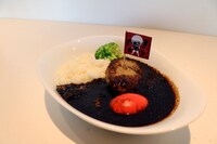 会場内のカフェで販売される「カネキの覚醒カレーライス」。