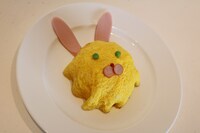 会場内のカフェで販売される「ラビットオムライス」。