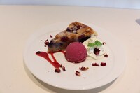 会場内のカフェで販売される「”トレビアンッッ”月山のダブルベリーパイ 」。