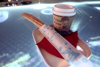 会場内で販売される「什造のチュリトスセット」。