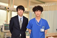 左から永井浩之役の小栗旬、鴻鳥サクラ役の綾野剛。(c)TBS