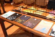 タワーレコード渋谷店、TOWER RECORDS CAFE表参道店にて販売されるグッズ。