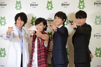 指と銃を掲げる2.5次元男子たち。