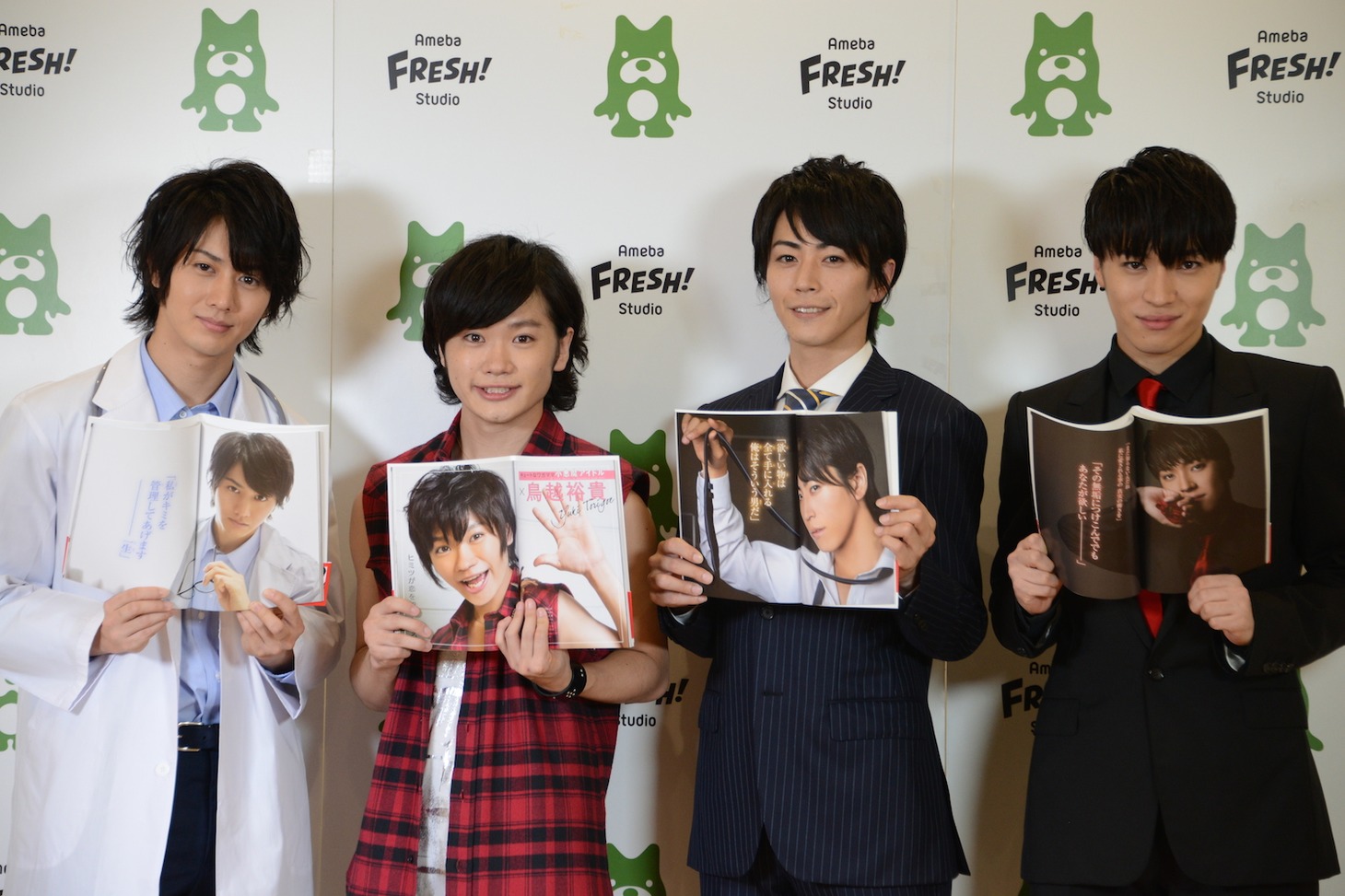 「2.5次元男子」のお気に入りのページを掲げる2.5次元男子たち。左から太田基裕、鳥越裕貴、廣瀬智紀、松下優也。