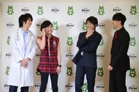 囲み取材の様子。