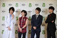 囲み取材の様子。