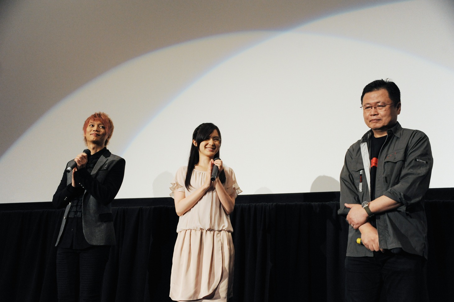 （左から）デビルマン/不動明役の浅沼晋太郎、フランソワーズ・アルヌール（003）役のM・A・O、川越淳監督。