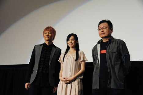 (左から)デビルマン/不動明役の浅沼晋太郎、フランソワーズ・アルヌール(003)役のM・A・O、川越淳監督。