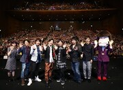 「6つ子だよ、全員集合!!トト子もいるよ♪」の出演者たち。（左から）遠藤綾、入野自由、小野大輔、福山潤、神谷浩史、中村悠一、櫻井孝宏、イヤミの着ぐるみ。