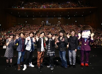 「6つ子だよ、全員集合!!トト子もいるよ♪」の出演者たち。（左から）遠藤綾、入野自由、小野大輔、福山潤、神谷浩史、中村悠一、櫻井孝宏、イヤミの着ぐるみ。