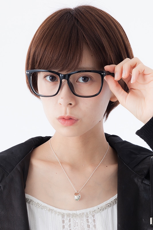 「ニューボンゴレリング<大空>ネックレス」の着用例。