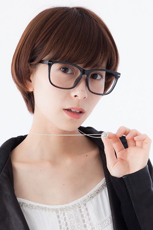 「ニューボンゴレリング<大空>ネックレス」の着用例。