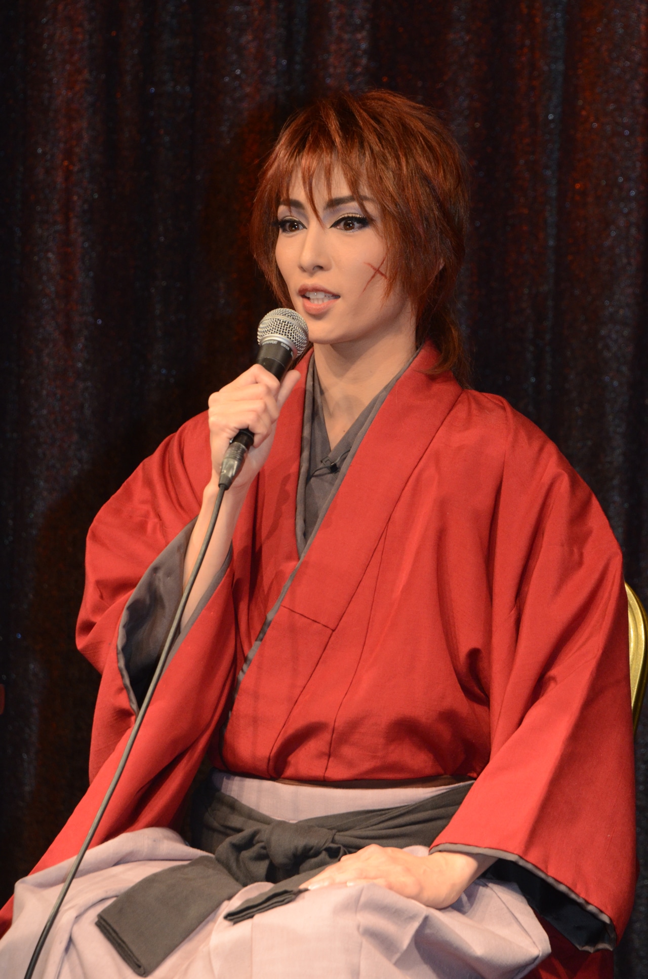 緋村剣心役の早霧せいな。