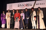 （左から）高荷恵（大湖せしる）、武田観柳（彩凪翔）、加納惣三郎（望海風斗）、緋村剣心（早霧せいな）、神谷薫（咲妃みゆ）、斎藤一（彩風咲奈）、相楽左之助（鳳翔大）、四乃森蒼紫（月城かなと）。