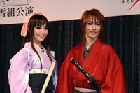 （左から）咲妃みゆ、早霧せいな。