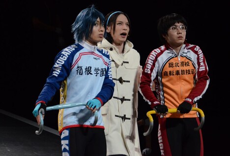 「舞台『弱虫ペダル』IRREGULAR ～2つの頂上～」東京公演ゲネプロより、東堂に冬山に呼び出された坂道と真波。