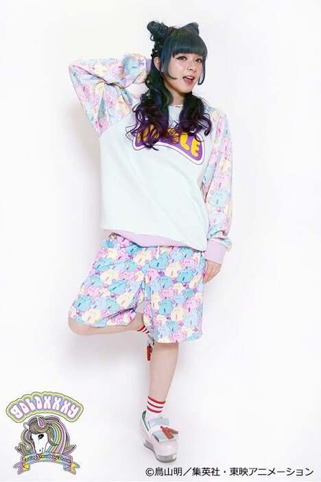 「Dr.スランプ アラレちゃん x galaxxxy UNCHI-KUNパーカー」は1万2744円。画像はモデルが着用した写真。