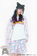 「Dr.スランプ アラレちゃん x galaxxxy UNCHI-KUNパーカー」のモデル着用写真。