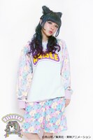 「Dr.スランプ アラレちゃん x galaxxxy UNCHI-KUNパーカー」のモデル着用写真。