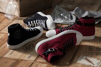 「ヴァッシュ・ザ・スタンピードモデルスニーカー」と「ニコラス・D・ウルフウッドモデルスニーカー」。